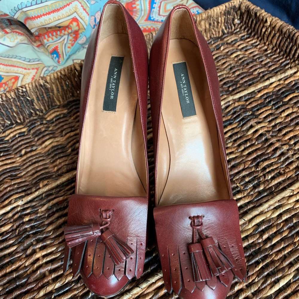 Like new Anne Taylor Wing Tip Stiletto- Burgundy